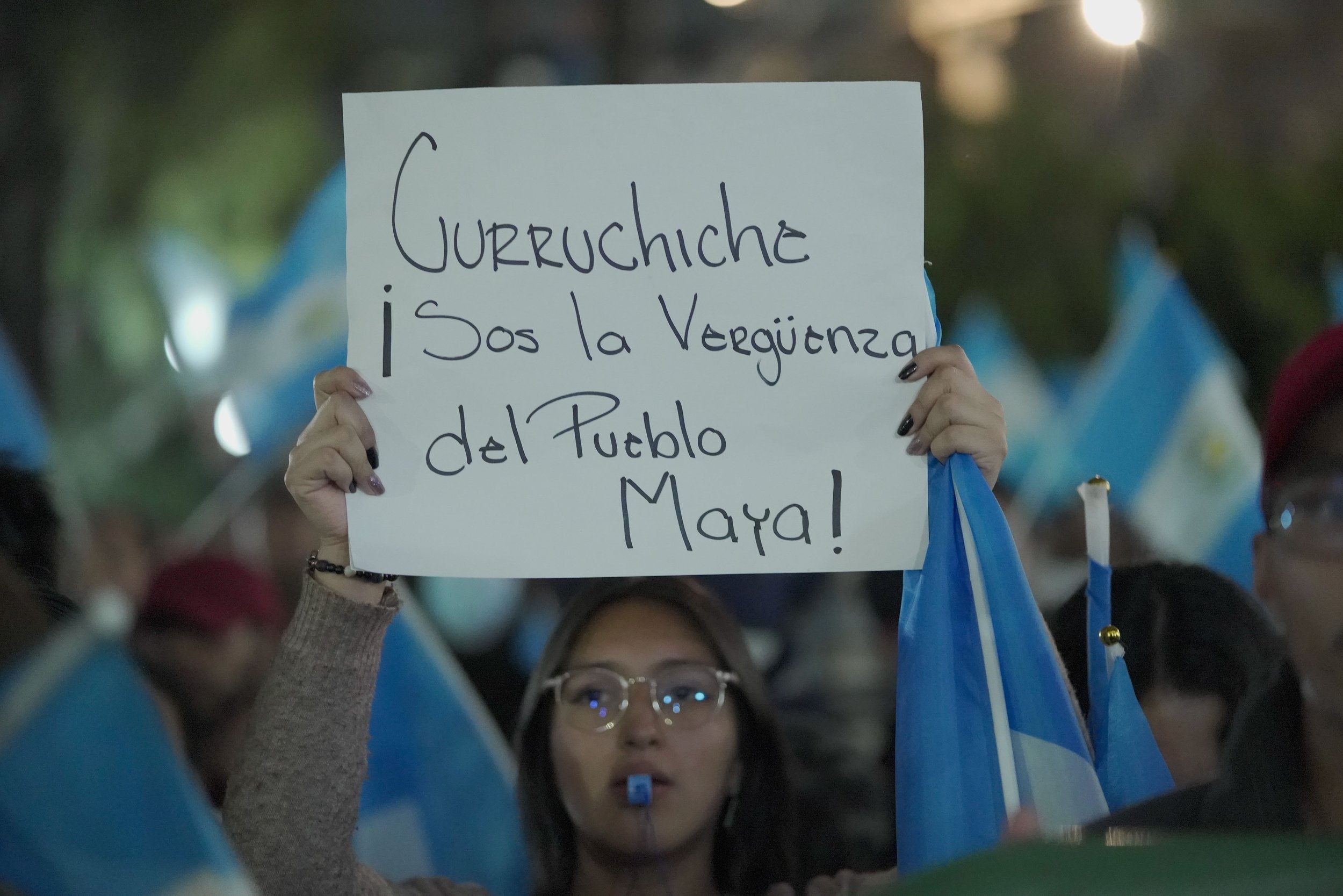  “Curruchiche ¡Sos la vergüenza del pueblo maya”, se lee en una pancarta expuesta en la ciudad de Quetzaltenango. Foto de Luis Gonzáles / Prensa Comunitaria   